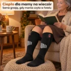Zimowy wieczór w salonie: starsza kobieta w profilu czyta w fotelu, na nogach podgrzewane podkolanówki, stopy na pufie, obok kubek herbaty