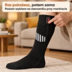 Zbliżenie łydki: starsza dłoń naciska przycisk sterownika, w tle rozmyty salon